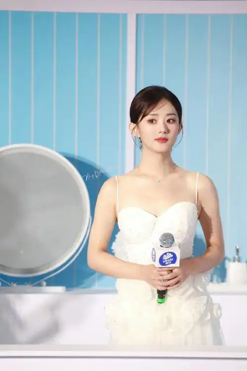 赵丽颖她一袭白裙, 美的太超过了,眼眸清澈明亮,世界上怎么会有这么