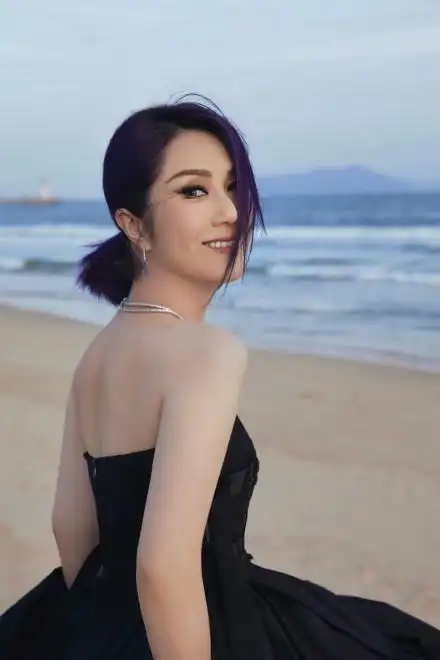 杨千嬅穿抹胸礼服 扎低马尾慵懒随性