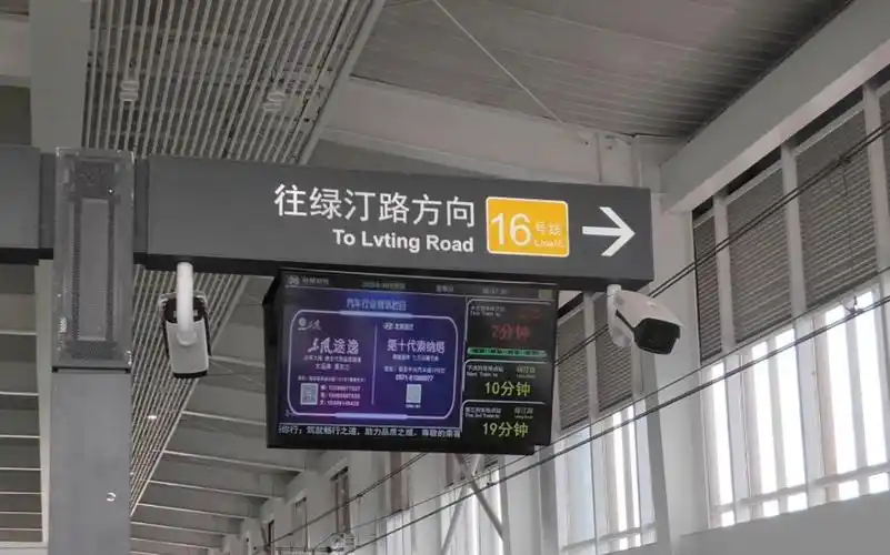 杭州地铁16号线经典出入地区间和广告列车