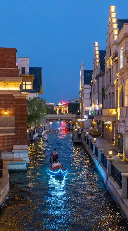 【大连东港,蓝调夜色美】夏天,总要去一趟大连吧,吹吹傍晚凉爽的海风