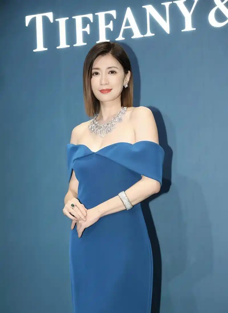 出席珠宝展活动的贾静雯,蓝色低胸晚礼服衬托的她肤白似雪,身材曲线
