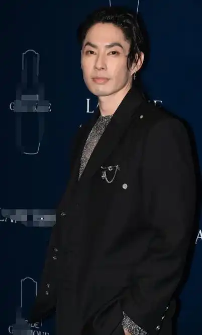 吴建豪现身活动,着装低调大气展现明星风范