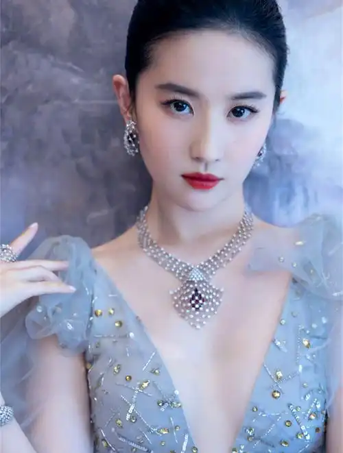 富贵逼人刘亦菲价值2000万的豪宅来养猫30岁身价超20亿3