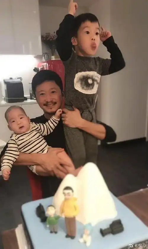 吴京晒与2个儿子卖萌合照网友调侃谢楠生了仨