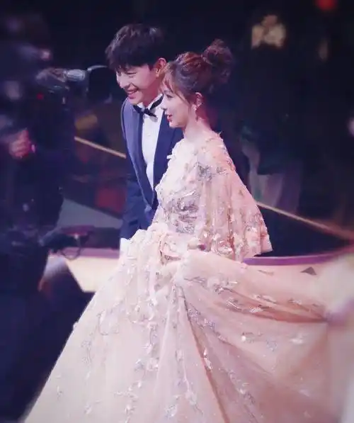 原创杨紫邓伦被传有望再度合体杨紫发文似在回应能等来香蜜夫妇的春天