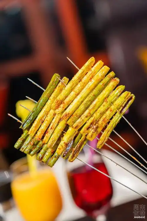 烧烤界的蔬菜王者——土豆,玉米粒,蒜苔,也都包含在拼盘里面啦.