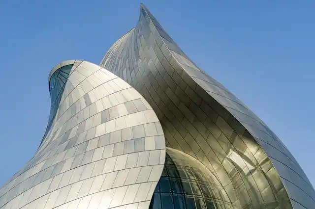 它的名称来源于其曲面设计,其形状类似于双曲面,因此可以提供更为丰富