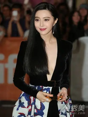 范冰冰多伦多电影节红毯造型 深v 长直发秀性感