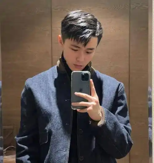 冲着肖战追余生没想到男配颜值太高生活照也很帅气