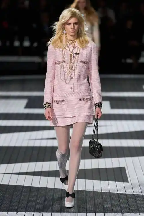 这些具有鲜明时代感的元素,是对香奈儿品牌历史和风格符号最好的诠释