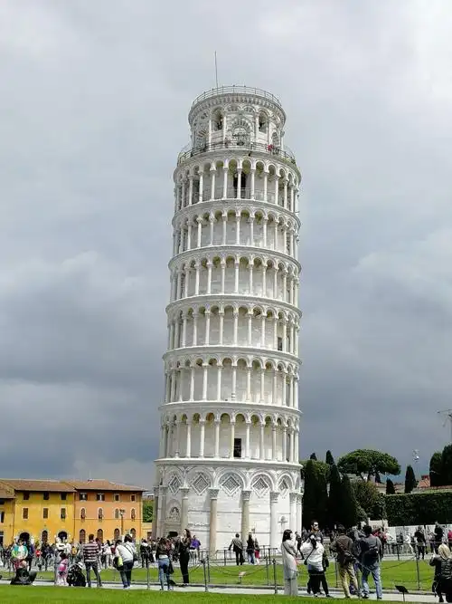意大利最著名的景点之一——比萨斜塔.