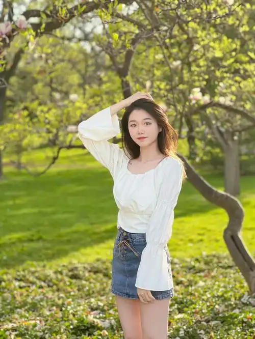 太喜欢夏天啦 夏天就是随便一块草坪拍都好好看#户外  #拍照姿势