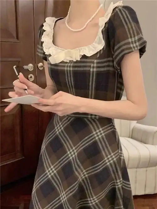 方领复古气质格子连衣裙女夏季修身高级感蕾丝拼接收腰中长款裙子