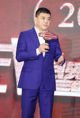 王新军夫妇罕见同框,41岁秦海璐身穿皮衣很时尚,比老公还有范儿