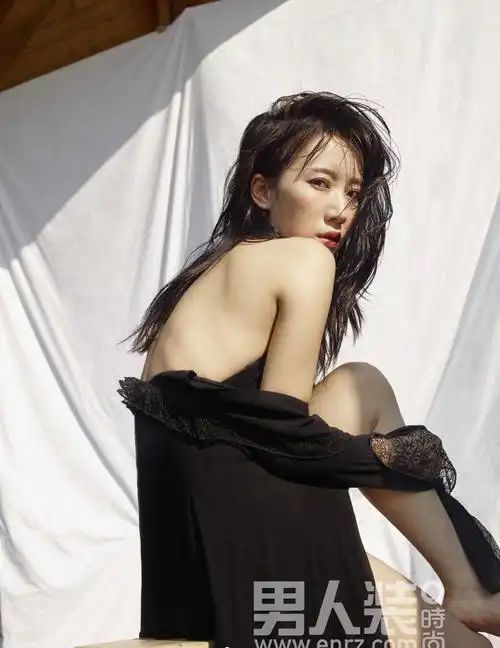 李念罕见裸背拍性感大片尽显女性魅力