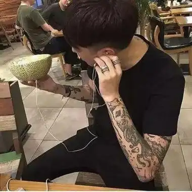 社会纹身男生头像高清好看的帅气社会头像男生带纹身