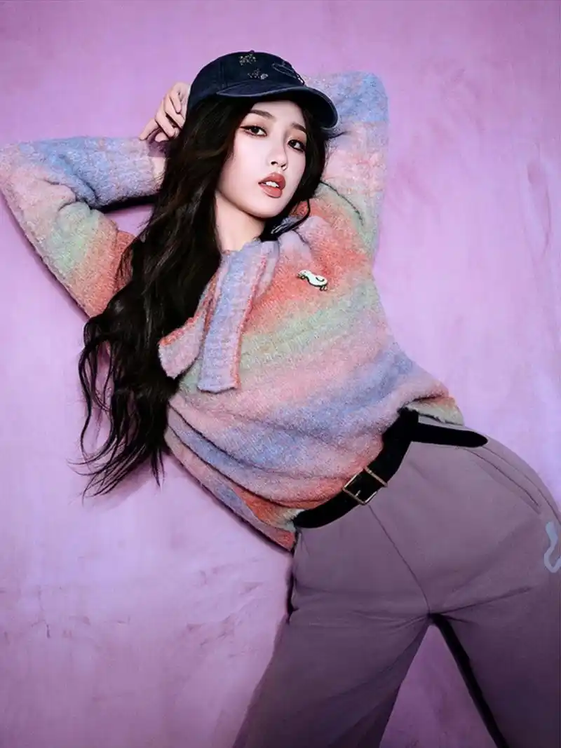 古灵精怪的酷女孩  虞书欣近期展示了多套时尚穿搭,彰显了她的独特