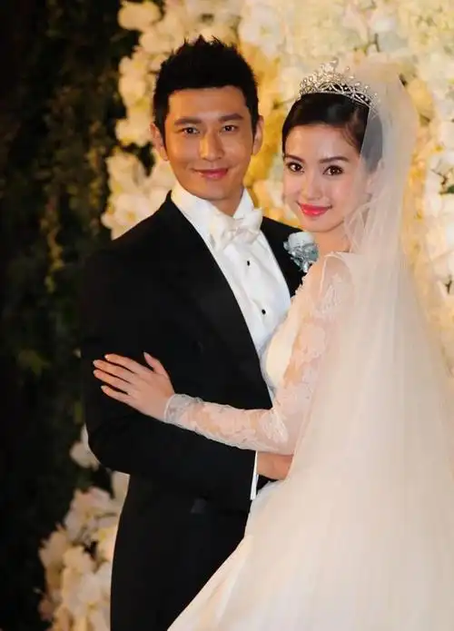 网友偶遇杨颖带小海绵,前夫黄晓明晒全家福秀爱!过往合照好甜蜜