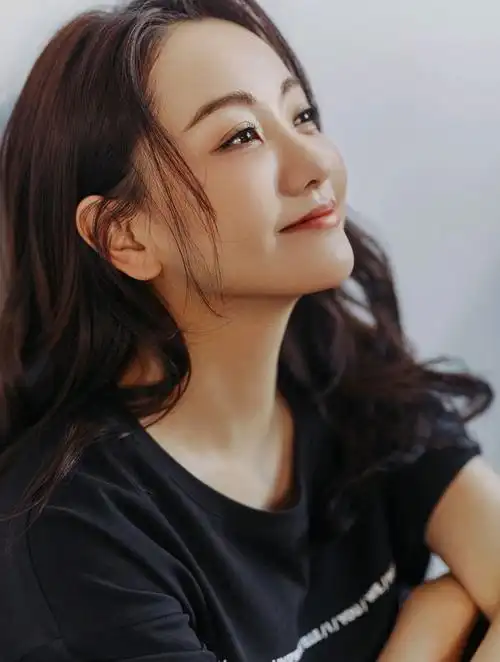 原创39岁的杨蓉风采依旧身穿黑色t恤配黑色半身裙依然少女感十足