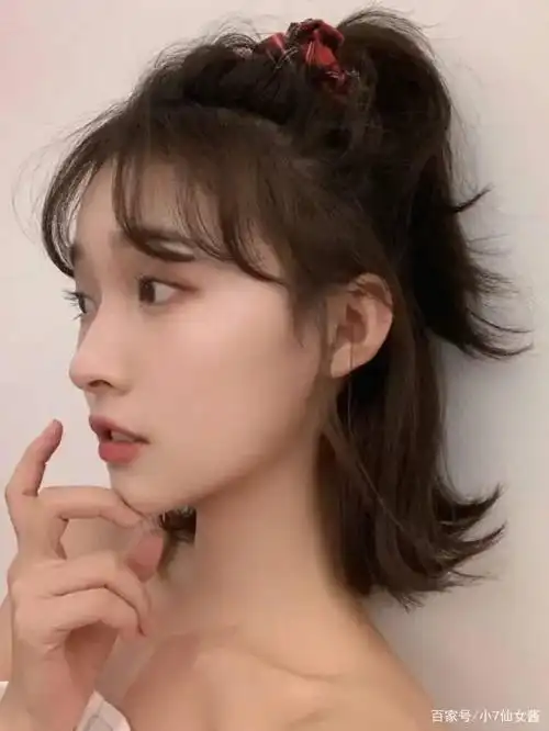 5,低马尾:简单随意的低马尾真的气质满满哦,可以搭配一些发圈或者发夹