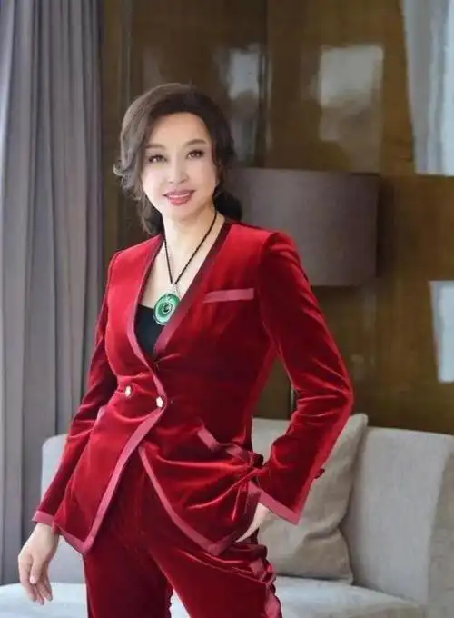 "不老女神风韵犹存"是假的,从林心如到蒋勤勤,生图精修反差大|刘晓庆