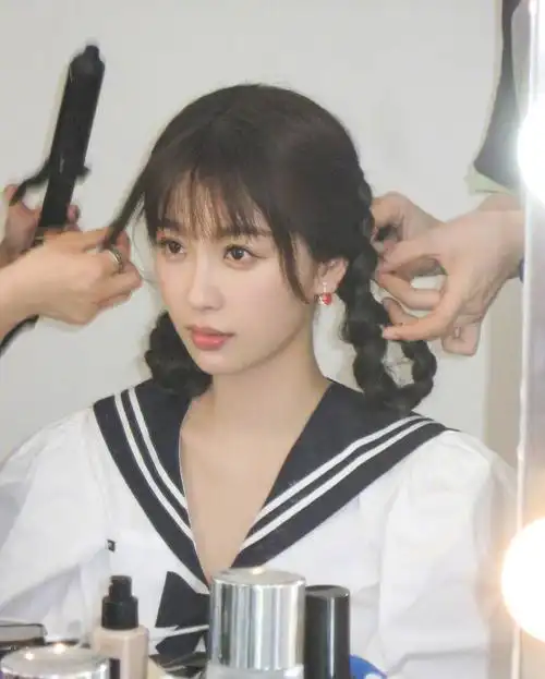 虞书欣晒水手服写真 梳双马尾麻花辫甜笑清新少女