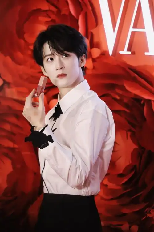 檀健次华伦天奴美妆品牌彩妆大使##檀健次 给爸妈带好