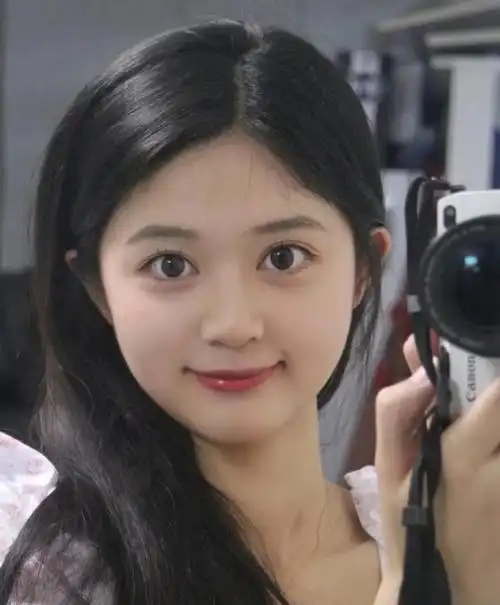 好看的脸型有4种:鹅蛋脸标准,圆脸可爱,最后一个是高级脸