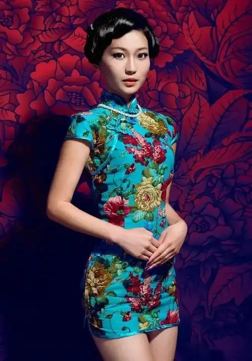 女人是水做的,而旗袍里潜藏的暗香流韵,何尝不是女人,被水光掠尽后