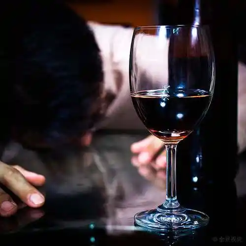 醉酒_孤单_亚洲人_男人_葡萄酒_玻璃杯_威士忌_瓶子_聚焦_高清图片