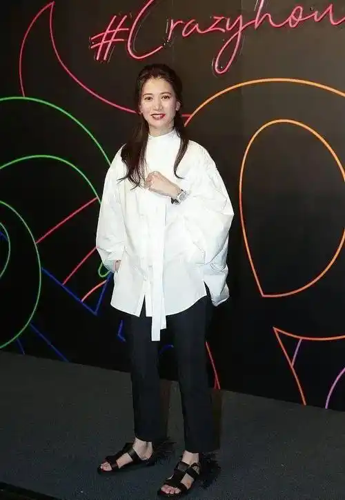 袁咏仪在小区当志愿者被拍,没打光素颜黑黑的,这才是真实样子!