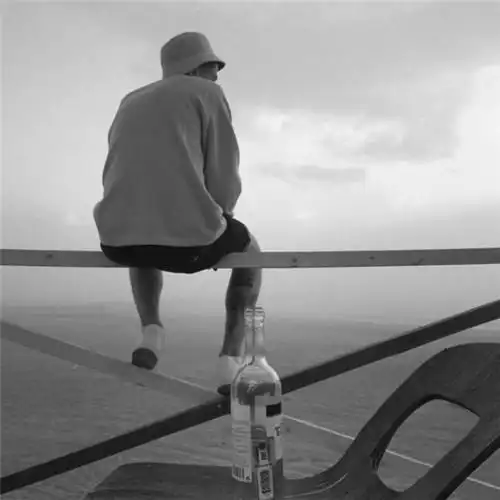 牵绊不住的执拗回忆伤感的qq头像男生黑白的