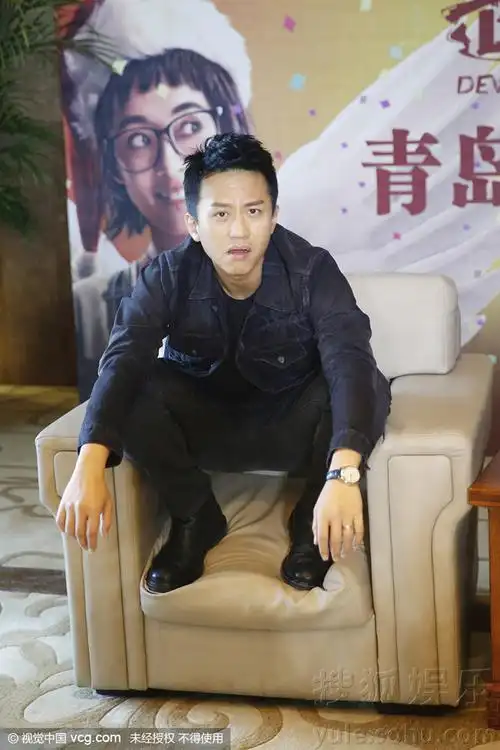 邓超黑超遮面上蹿下跳 架势有模有样