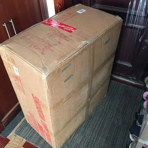 这老聚散快递送进来真的很震撼,箱子有半个人高.