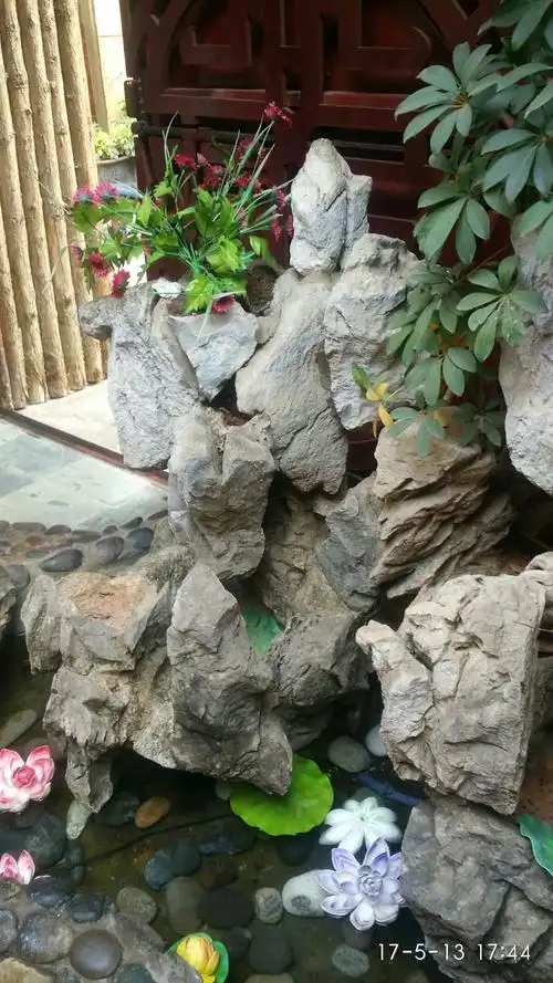 石头堆成的假山太好看了
