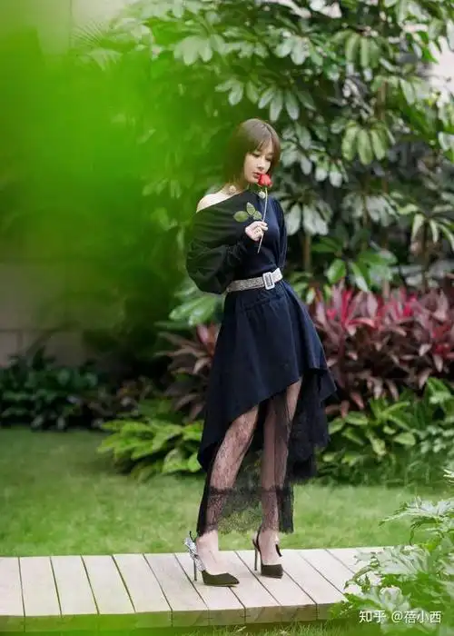 杨紫的造型师又又又成功了,军绿色外套配运动裤,看上去时髦太多