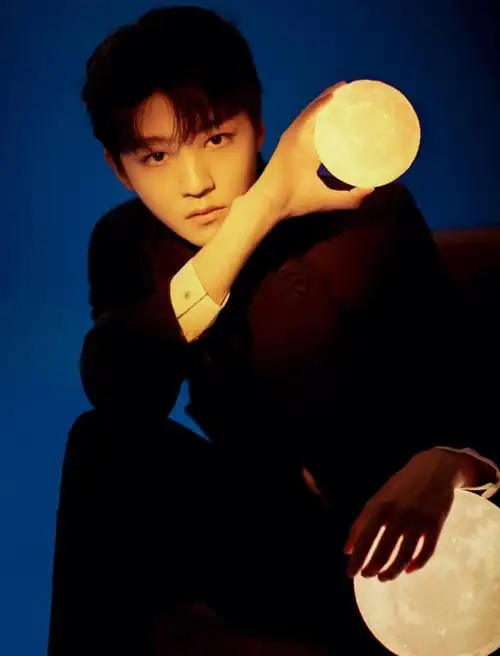 王俊凯工作室新图这是22岁的王俊凯拍的吧