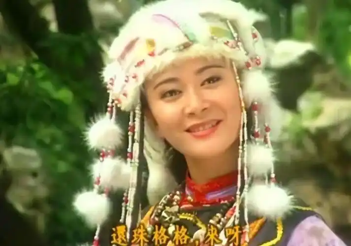 塞娅公主张恒晒比基尼坐海边炫白皙长腿背部仅有两根细绳