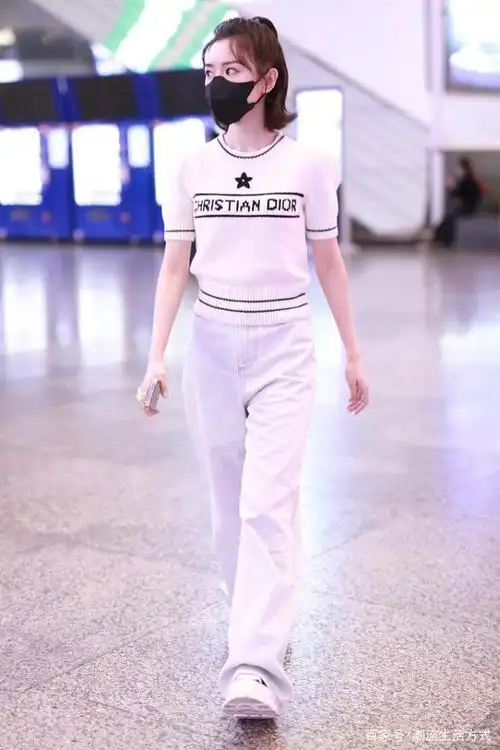 毛晓彤走机场,穿短袖针织衫下搭牛仔裤,一点都看不出33岁!