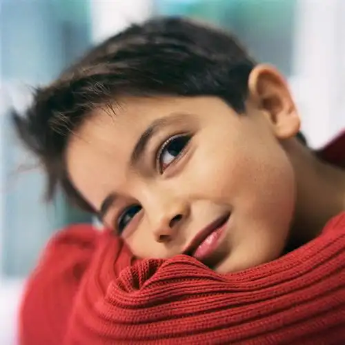 西方人,儿童,脸,头,脸颊,一个人,笑,双手交叉,微笑,方图,室内,特写