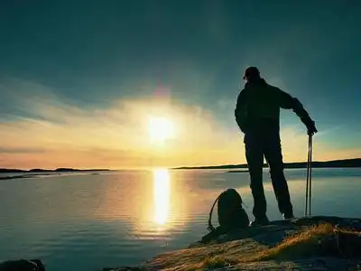 远足男子背影图片