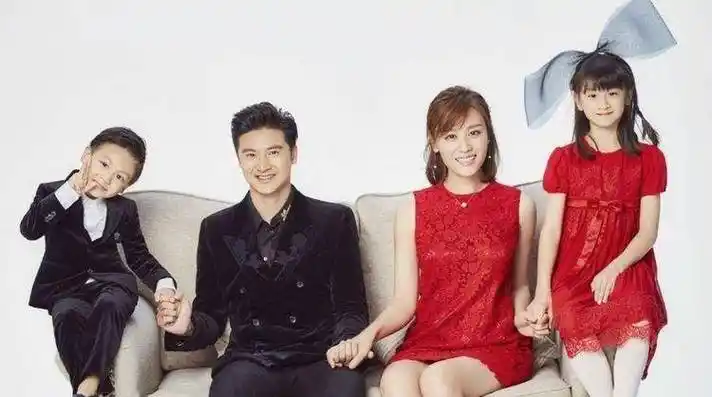 叶一茜带儿子坐头等舱,孩子捧书睡过去,旁边摆满书_小亮_田亮_蔡国庆