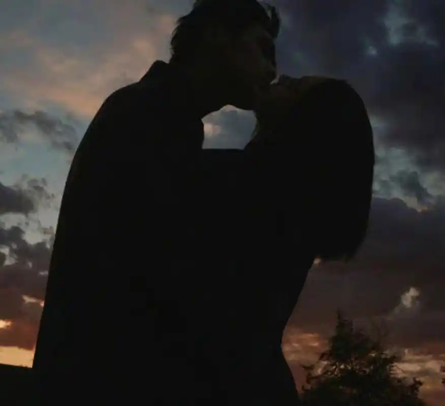 张若昀唐艺昕双人杂志引热议,接吻显亲密,真夫妻就是恩爱!