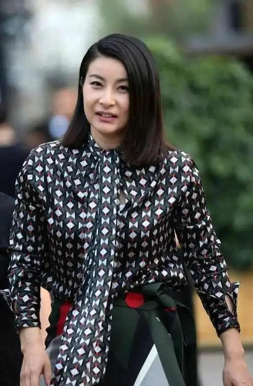 这不,郭晶晶就用印花衬衫配包郭晶晶短发图片郭晶晶短发郭晶晶怪异