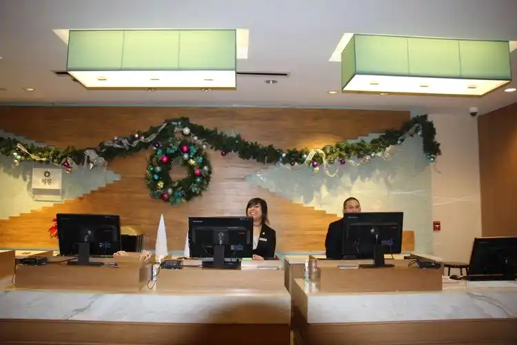 喜来登酒店,房费1183元,停车费$70,经过请求,前台美女给予优惠价$40