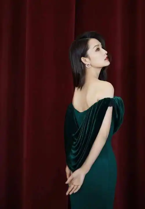 拍摄写真中李沁身穿绿色丝绒百褶鱼尾晚礼服,高端奢华大秀身材_时尚