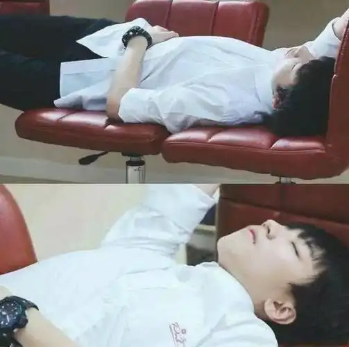 抱着书包睡着了,侧脸看好像学长在睡觉哦,好帅!