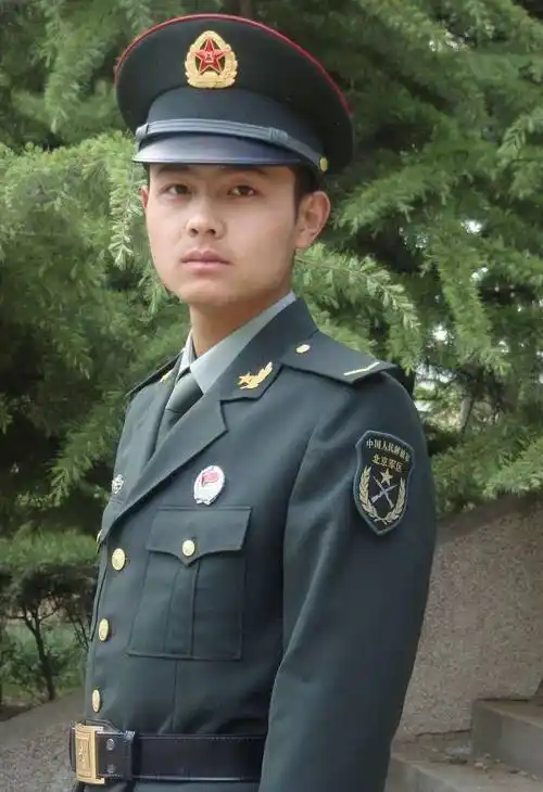 任科转眼脱下军装已经五年,每每翻起服役时的照片,总还是不禁想起那时