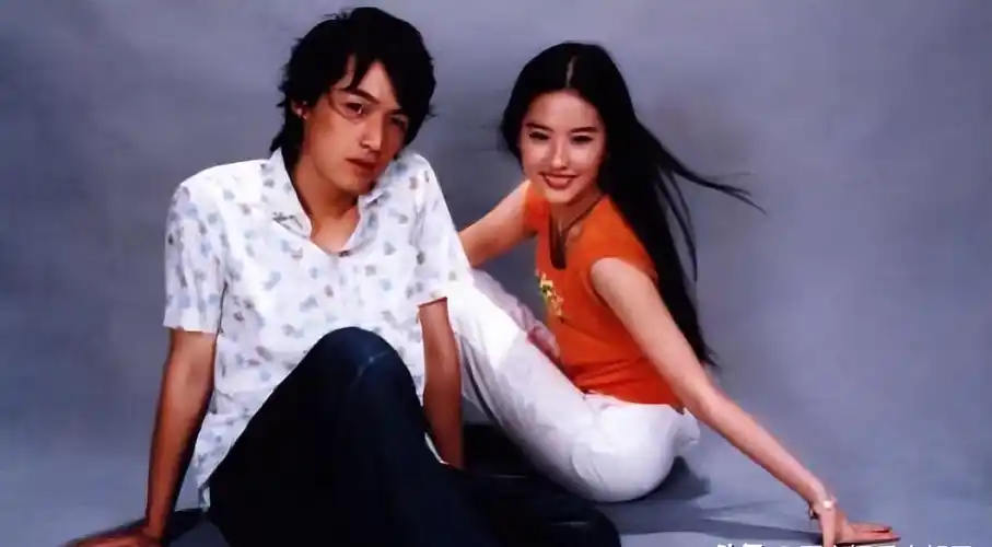 胡歌刘亦菲早期同框照被曝光,一个青涩一个稚嫩,瞬间梦回仙剑啦_李