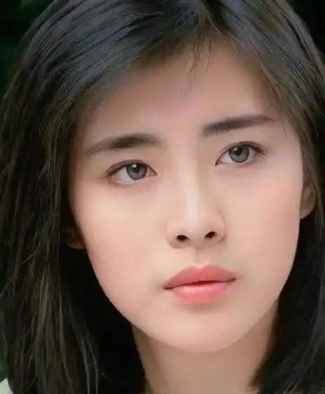 57岁王祖贤晒自拍照贺端午,皮肤白皙头发浓密,浓密一字眉好抢眼